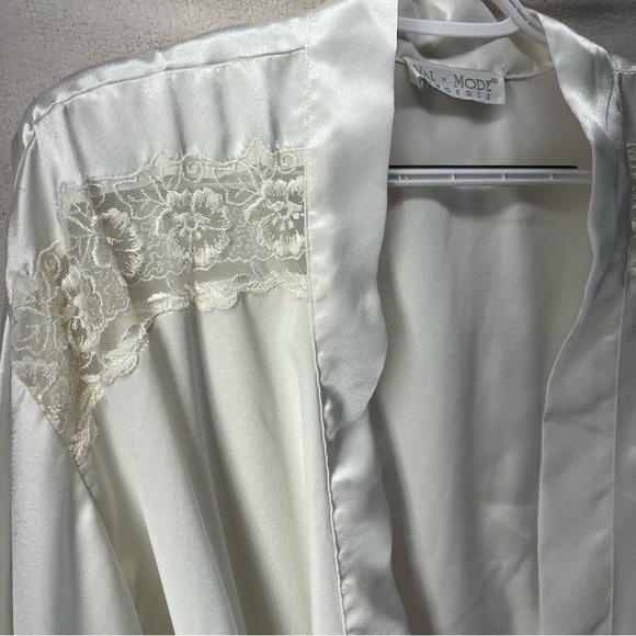 Vtg Val Mode Robe Women's Small White Satin Kimono Embroidered Floral Lace Bride - Picture 2 of 8